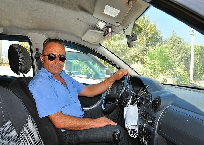 Manisa’ya gelen turist onu arıyor! İlgi çeken taksici