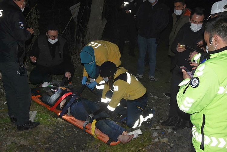 Yük treninin çarptığı yaralı genç, elindeki poşeti bırakmadı