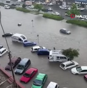 İzmir’de sağanak yağış etkili oldu! Araçlar sular içinde kaldı