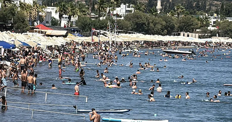 Bodrum’da sıcak havada turistler denize akın etti!