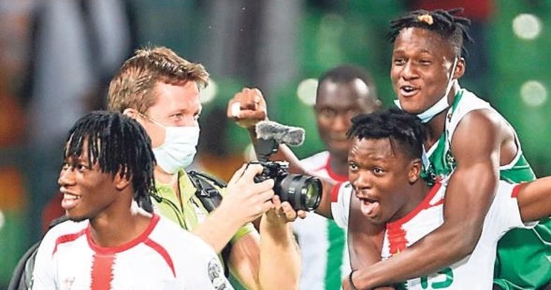 Burkina Faso ve Kamerun yarı finalde