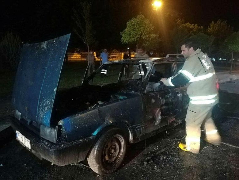 İzmir’de park halindeki otomobil yangınında kundaklama şüphesi