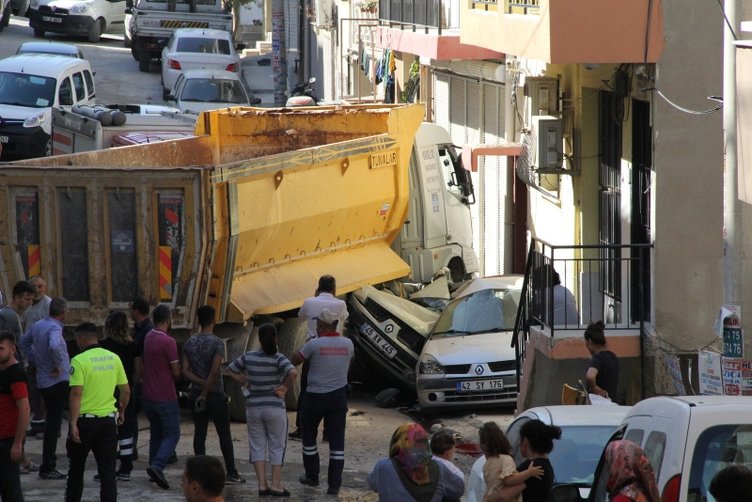 İzmir Bornova’da freni patlayan kamyon dehşet saçtı! Mahalle savaş alanına döndü