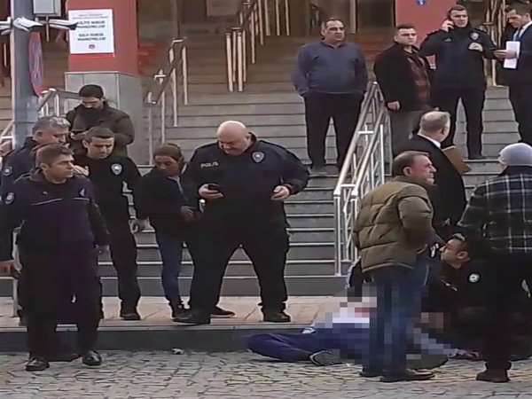 Duruşmada cinsel istismarla suçlamıştı: Adliye önünde öldürdü!
