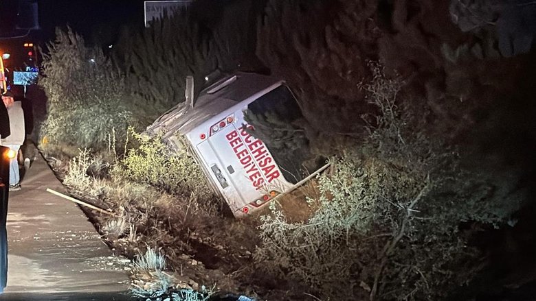 Afyonkarahisar’da midibüs devrildi: Çok sayıda yaralı var