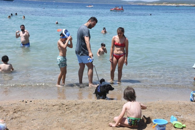 İzmir’de çocuklar bayramda deniz keyfi yaptı