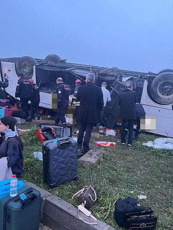 bayramda-korkunc-kaza-yolcu-otobusu-devrildi-olu-ve-yaralilar-var-1773989691604.jpeg
