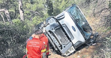 Beton mikseri uçuruma düştü