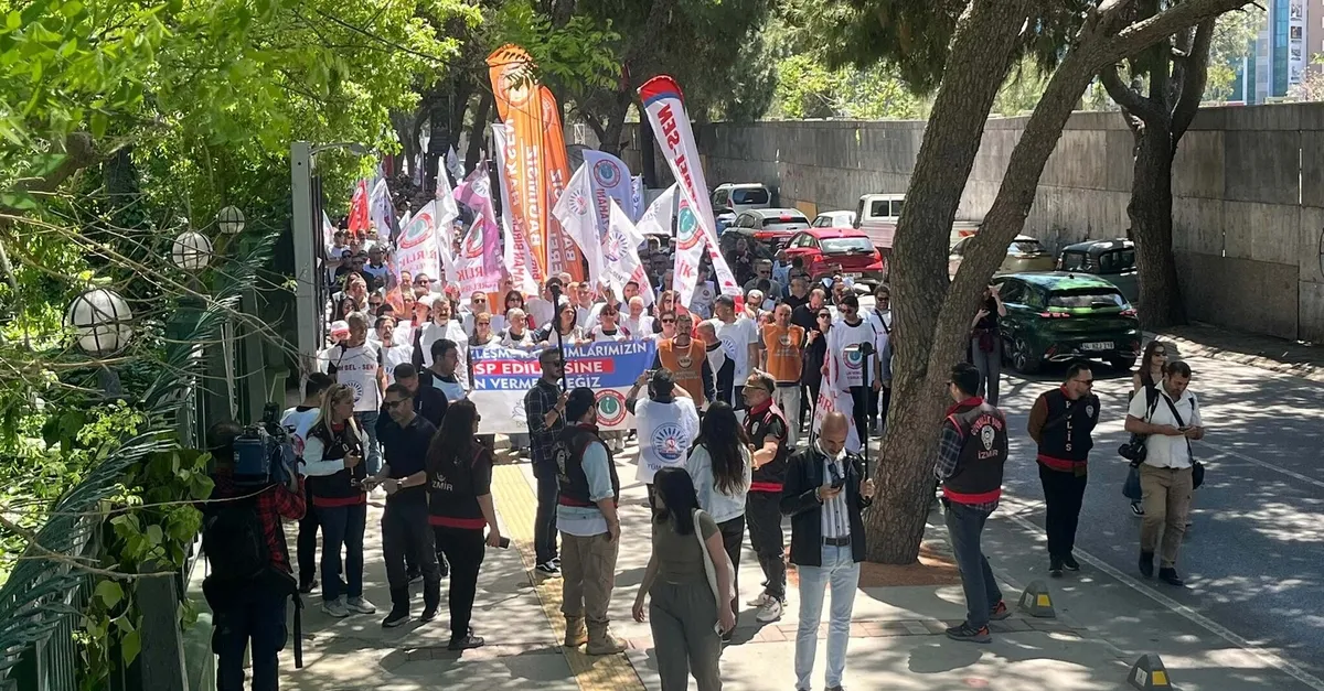 İzmir'de Belediye Memurları TİS Hakları İçin Yarım Gün İş Bıraktı