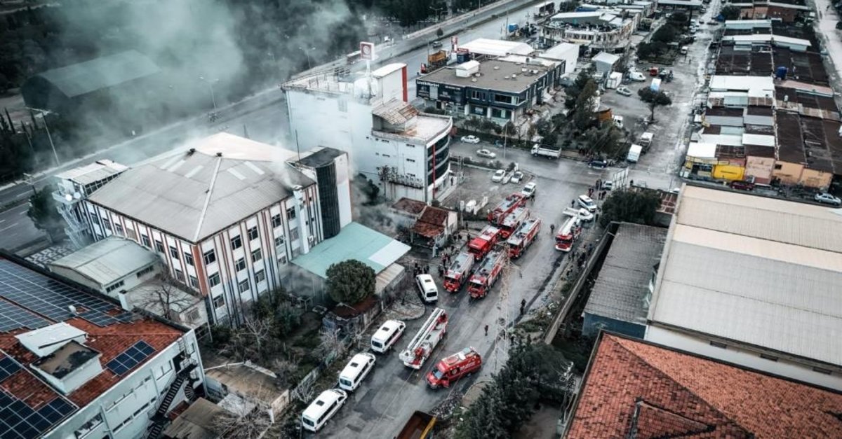 Faciadan dönüldü: İzmir'deki fabrikada yangın!