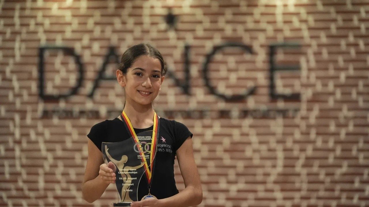 İzmirli Lena dansta parlamaya devam ediyor!