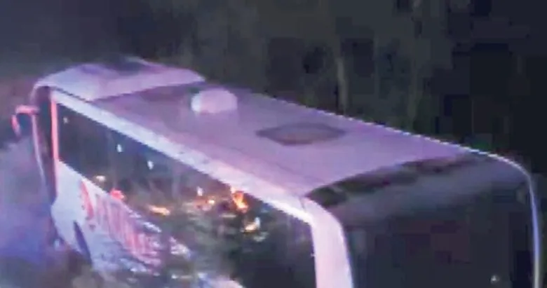 Otobüs yoldan çıkarak devrildi: 18 yaralı