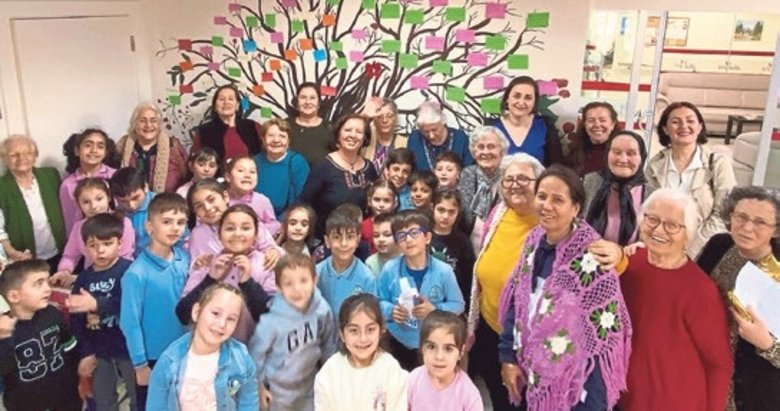 Yaşlıların misafiri olan minikler bayram geleneğini öğrendi