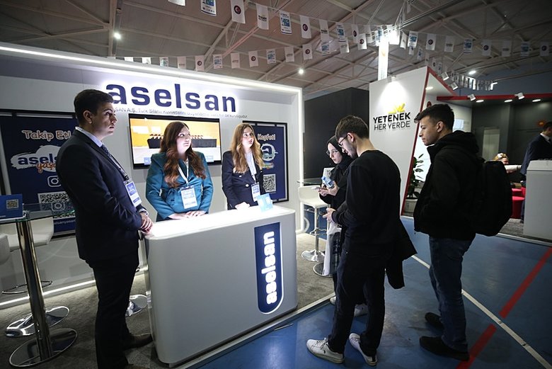 İş insanları, Kariyer Fuarı’nda öğrencilerle deneyimlerini paylaştı