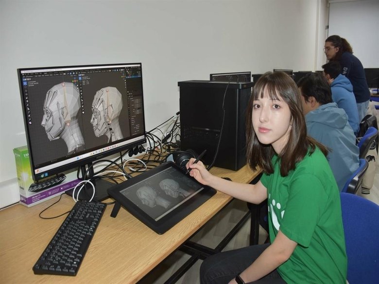 Adanalı üçüzler hayallerine İzmir’de kanat çırpıyor!