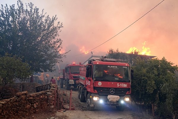 mugla-ve-antalyada-alevlere-mucadele-yangin-yerlesim-yerlerine-sicradi-1758264683952.jpg
