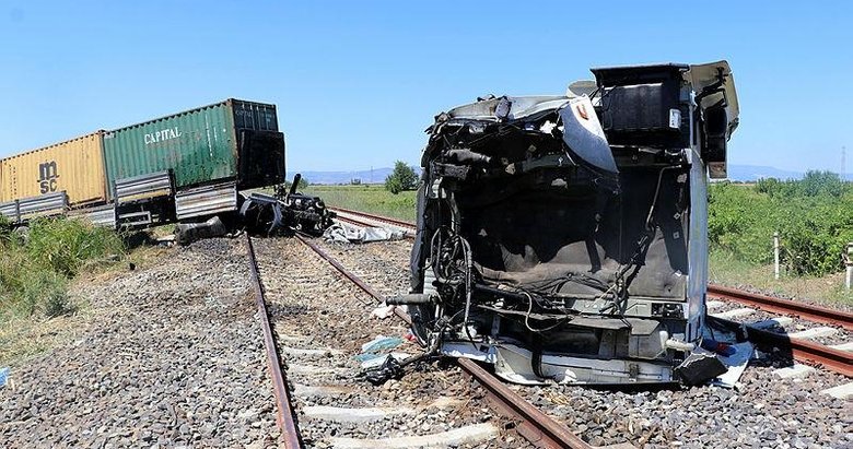 Manisa’da korkunç kaza! Manisa’da raylara giren TIR ikiye ayrıldı