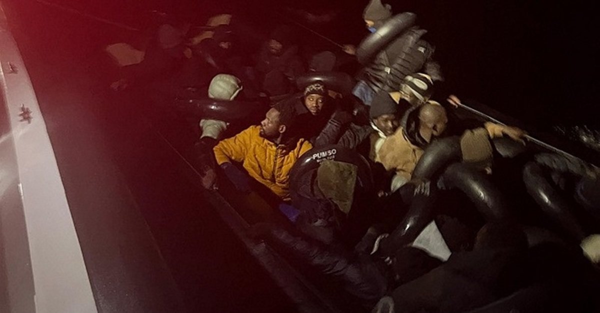 İzmir'de 74 düzensiz göçmen yakalandı