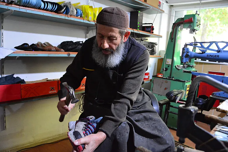 yarim-asirdir-mesleginin-basinda-cirak-bulamayan-73-yasindaki-ustadan-cagri-sanat-altin-bileziktir-1791960985023.png