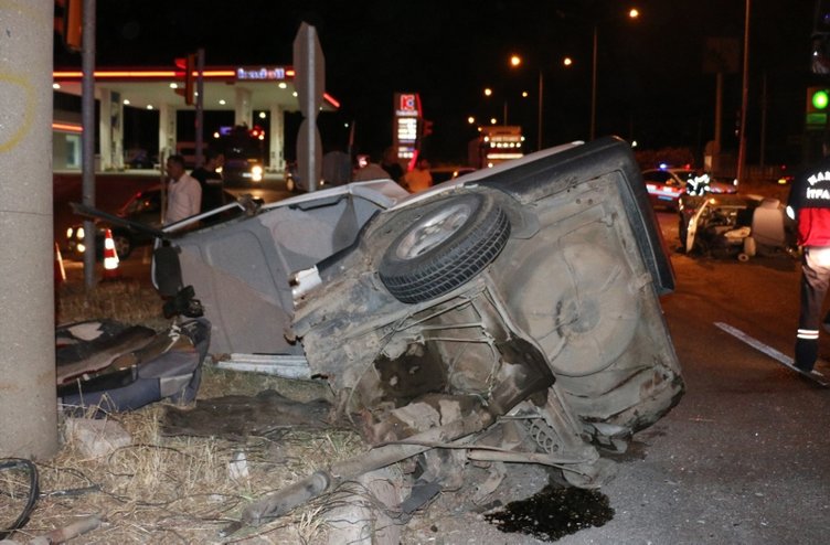 Manisa’da feci kaza! Otomobil ikiye bölündü
