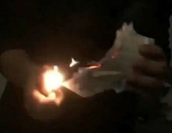 İzmir Çiğli'de Kur’an-ı Kerim'i yırtıp yakarak dalga geçen şahsa 10 ay hapis