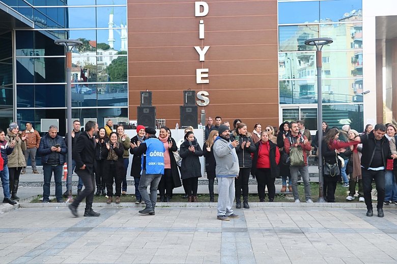 Bayraklı’da işçiler grevde; çöpler sokaklara taştı