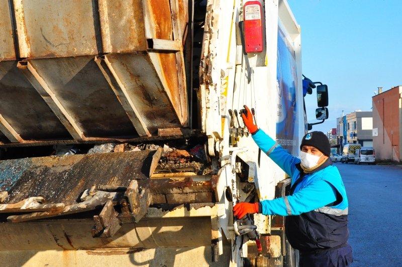 Manisa’da alkışlanacak hareket! Çöpte bulduğu Türk bayrağını öpüp, çöp kamyonunun önüne astı