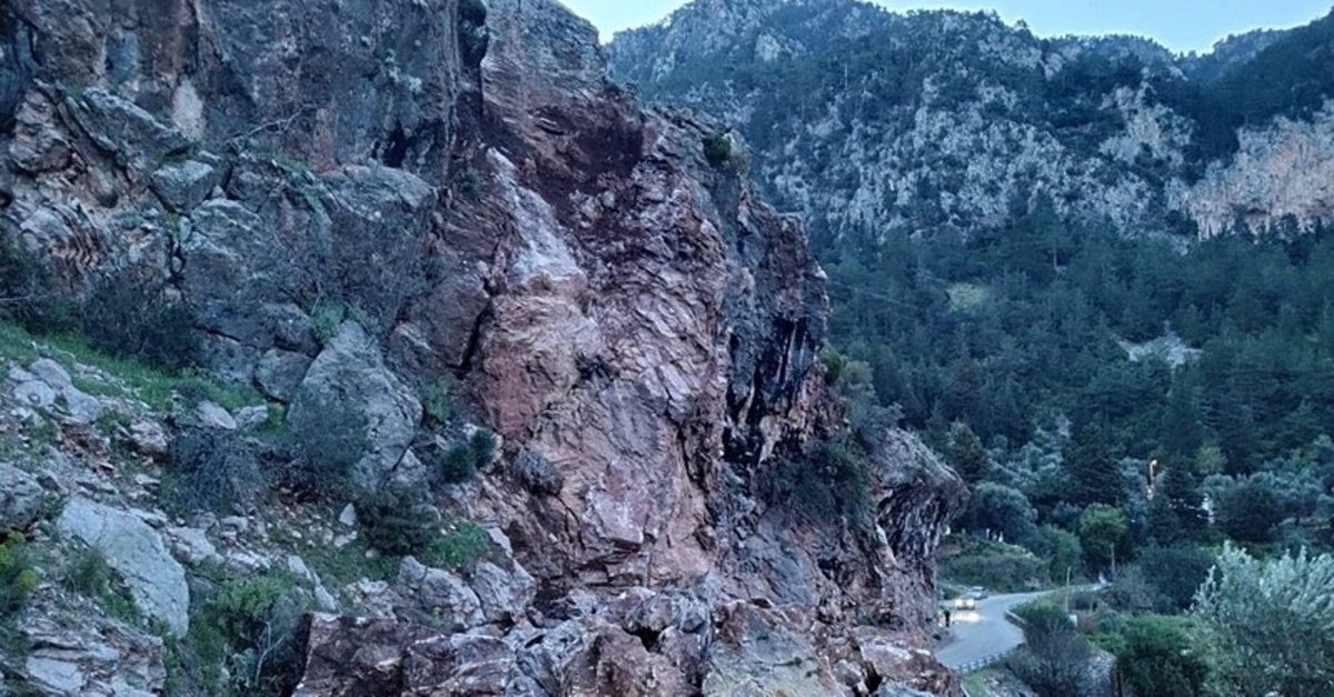 Fethiye'de yola kaya düştü! Faralya ulaşıma kapandı