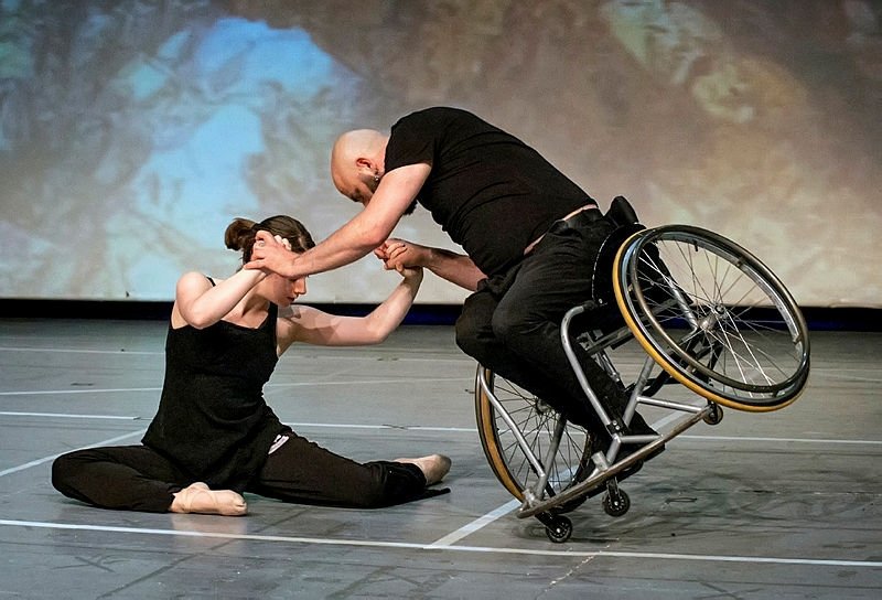 Tekerlekli sandalyeyle dans ediyor! Hedefi engellilerin hayatına dokunmak