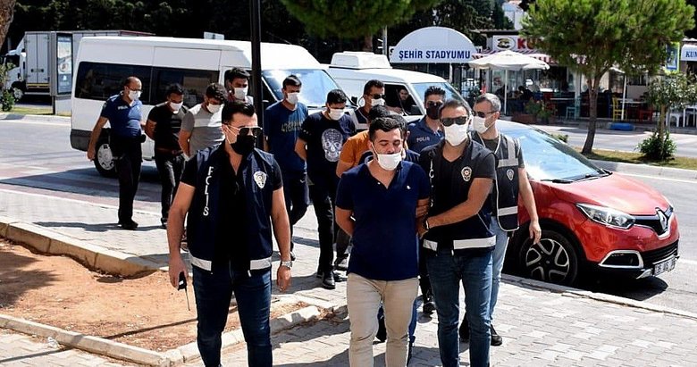 İzmir’de göçmen kaçakçılığı şüphelisi 7 kişi adliyeye çıkarıldı