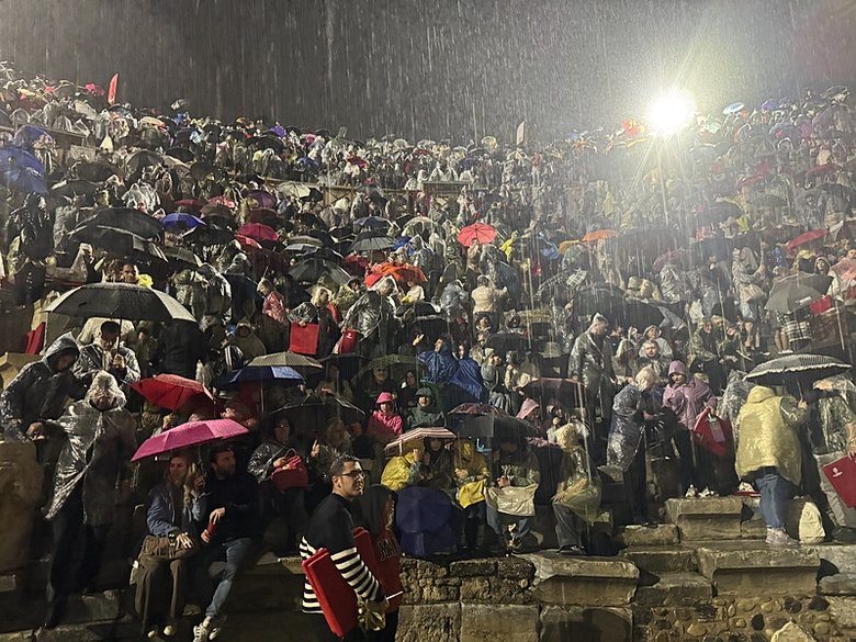 ‘Çalgıyı da beceremediniz milyonlar çöpe gitti’