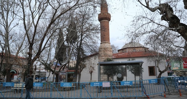 Manisa’da depremde minaresi hasar gören 551 yıllık cami ibadete kapatıldı