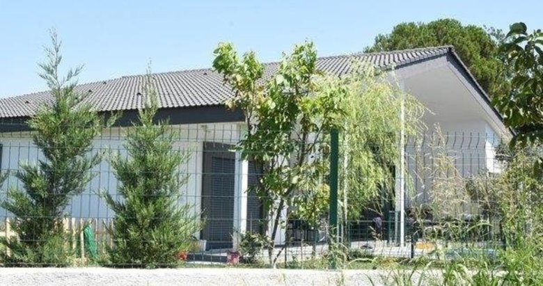 CHP’li Kemalpaşa Belediye Başkanı lüks havuzlu villayı tavuk kümesi gösterdi