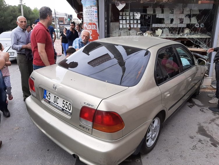 İzmir’de kontrolden çıkan otomobil kuyumcu dükkanına girdi