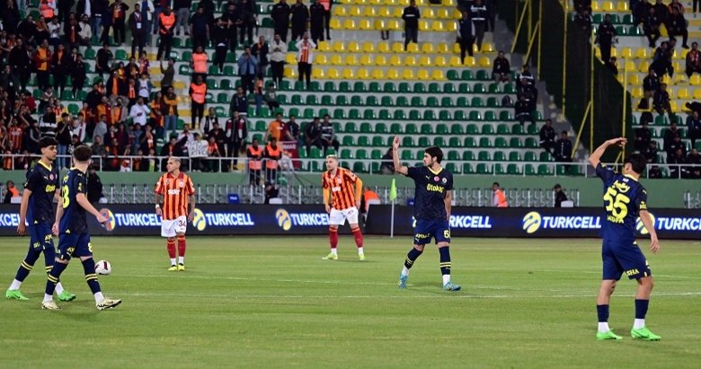 Galatasaray - Fenerbahçe derbisinde sarı-lacivertliler sahadan çekildi