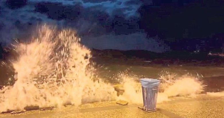 Şiddetli fırtına iskeleleri söktü