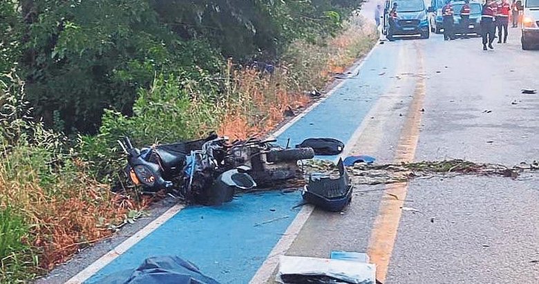 Motosikletteki iki arkadaş kaza kurbanı