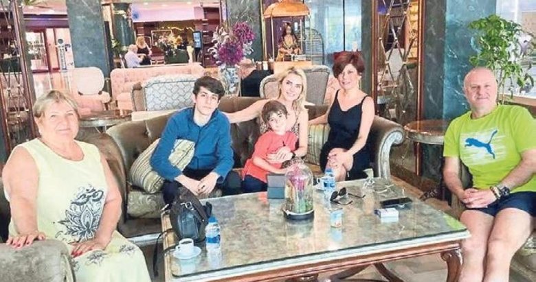 Ünlüler bayramı aileleriyle kutladı