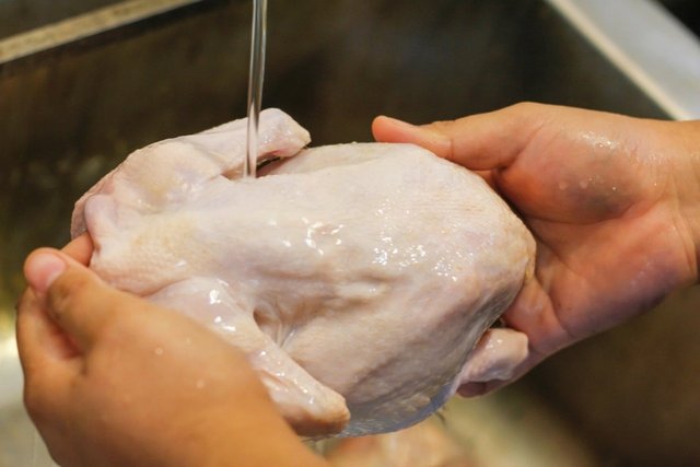 Tavuk eti neden yıkanmamalı? Yıkanırsa ne olur?