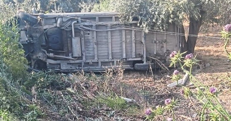 İşçileri taşıyan minibüs Şehzadeler’de tarlaya uçtu