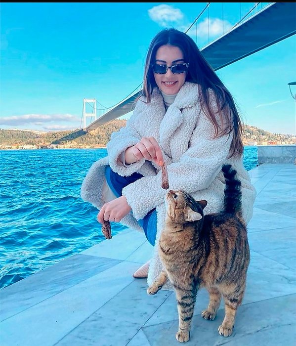 Burcu Özberk üniversiteden mezun oldu