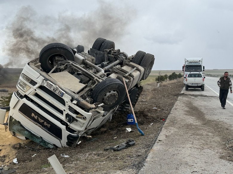 Devrilen tırdaki tonlarca yem çevreye saçıldı