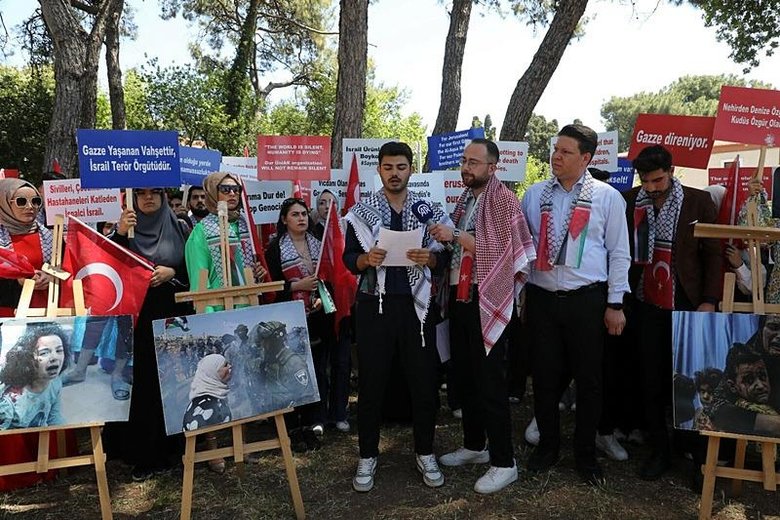 Üniversite öğrencileri ve akademisyenlerden İzmir’de İsrail protestosu