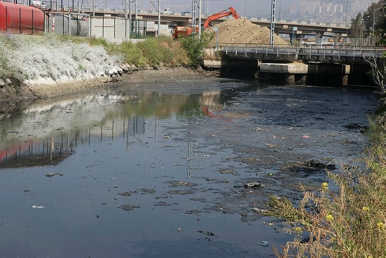 ‘İzmir Körfezi’ndeki kötü koku, derelerdeki betondan kaynaklanıyor’
