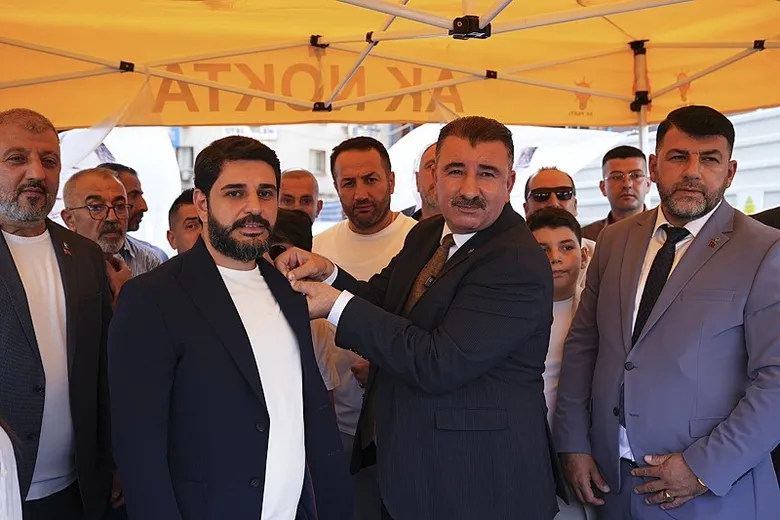 izmirde-chp-ve-diger-partilerden-500-kisi-ak-partiye-katildi-uyeler-mehter-marsiyla-karsilandi-1786811127212.jpeg