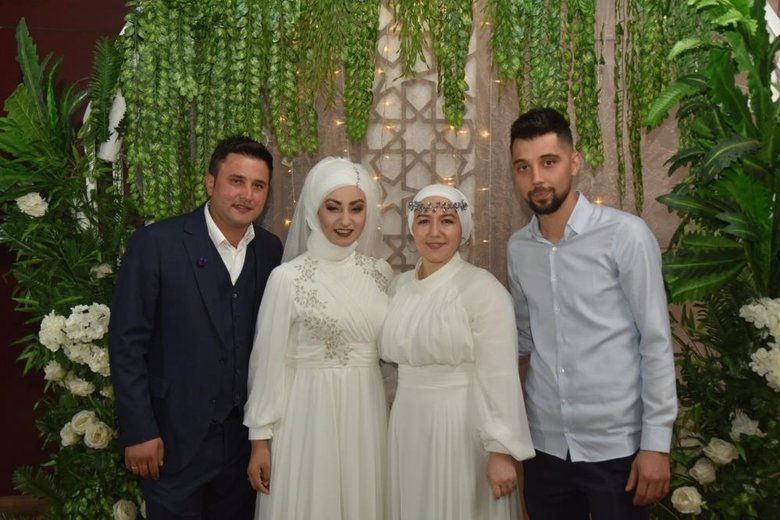 Aynı gün evlenen iki arkadaş birbirlerinin şahidi oldu