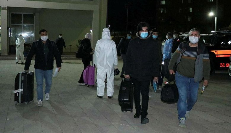 Ukrayna’dan getirilen 298 Türk vatandaşı Manisa’daki yurtta karantinaya alındı