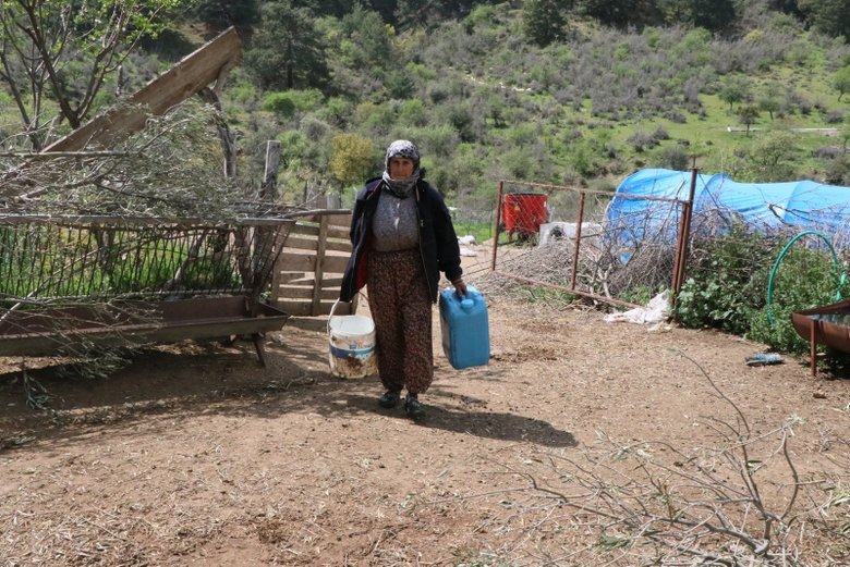 İzmir’de çağ dışı görüntüler! Su ihtiyacı tankerle karşılanan mahalle sakinleri tepkili