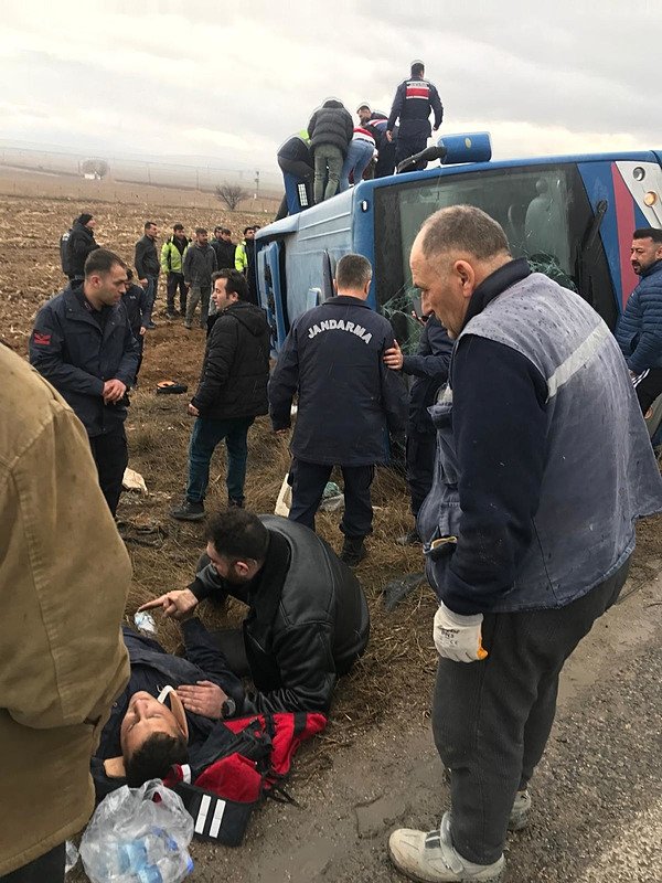 Afyonkarahisar’da cezaevi aracı devrildi: 14 kişi yaralandı