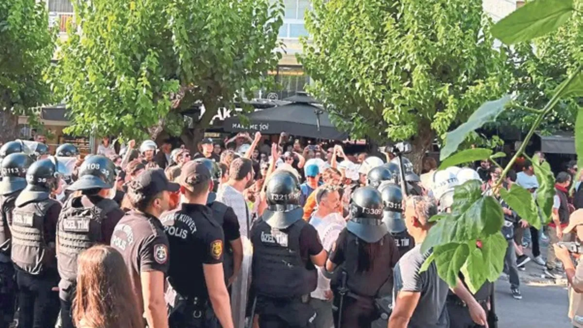 Korsan yürüyüşe polis müdahalesi